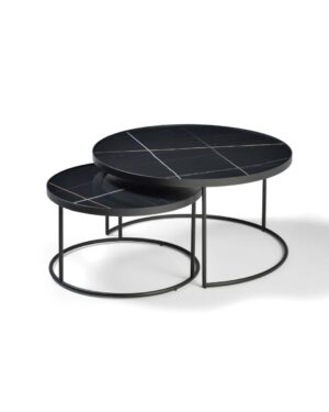 Du apvalūs kavos staliukai pristumti šalia vienas kito