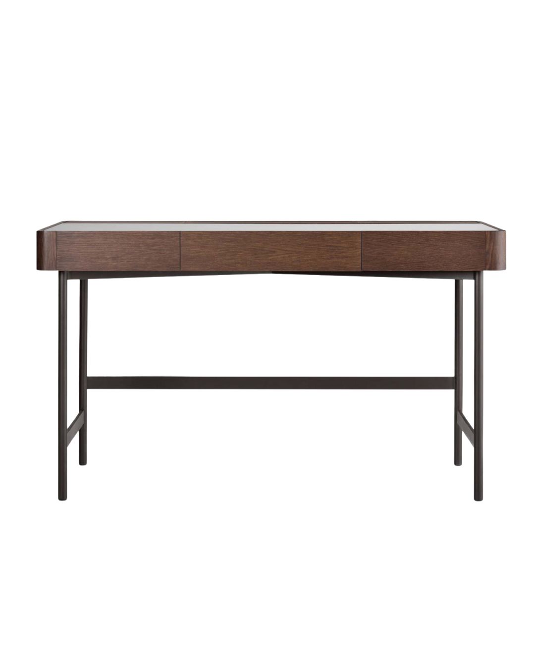 „Darbo stalas AXEL METAL su tamsaus medžio korpusu, trimis stalčiais ir juodomis metalinėmis kojelėmis, matomas iš priekio balto fono aplinkoje