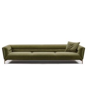 Moderni Art Deco stiliaus žalios spalvos veliūrinė sofa su plonomis metalinėmis kojelėmis