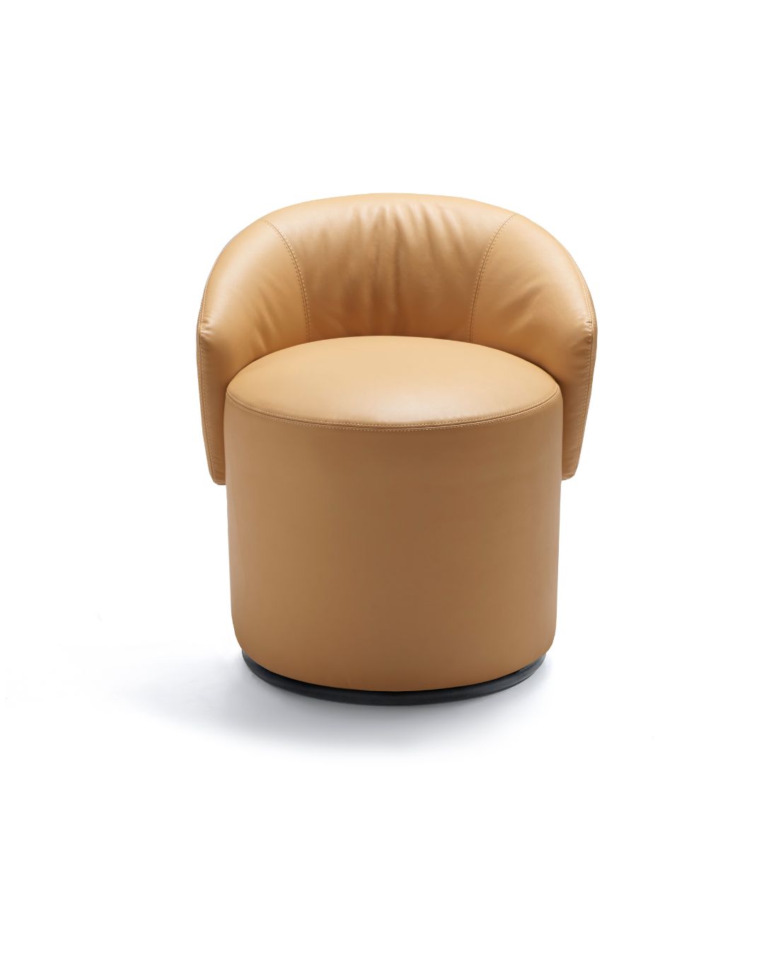 Modernus smėlio spalvos fotelis baltame fone