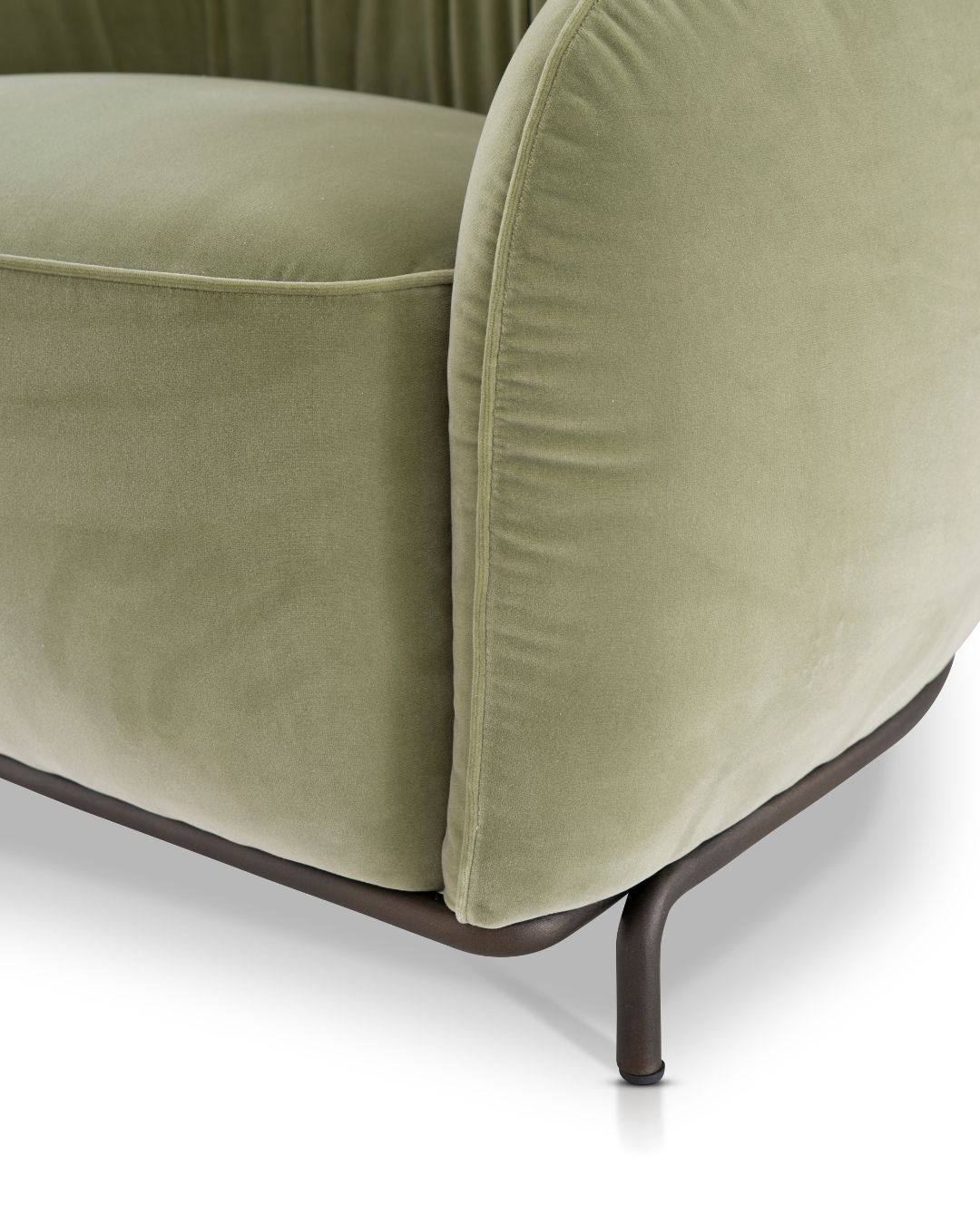 Nest fotelis iš Nicoline – apvalių, apgaubiančių formų, su žemu atlošu ir metalinėmis kojelėmis