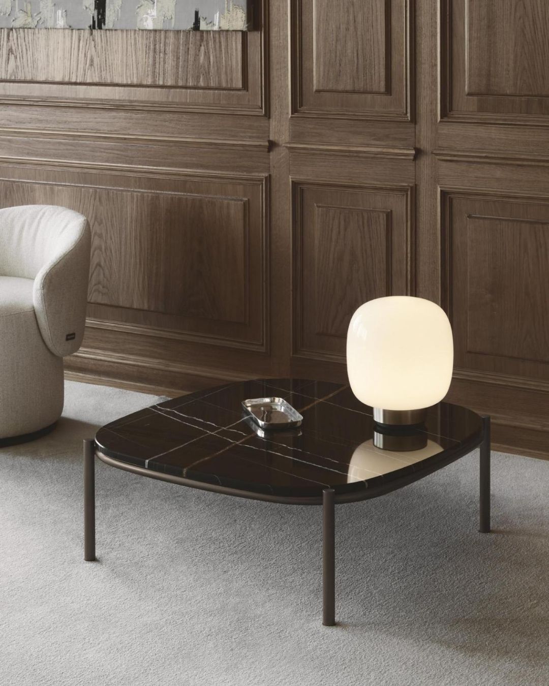 Minimalistinio dizaino kavos staliukas su plonomis metalinėmis kojelėmis ir marmuro stalviršiu