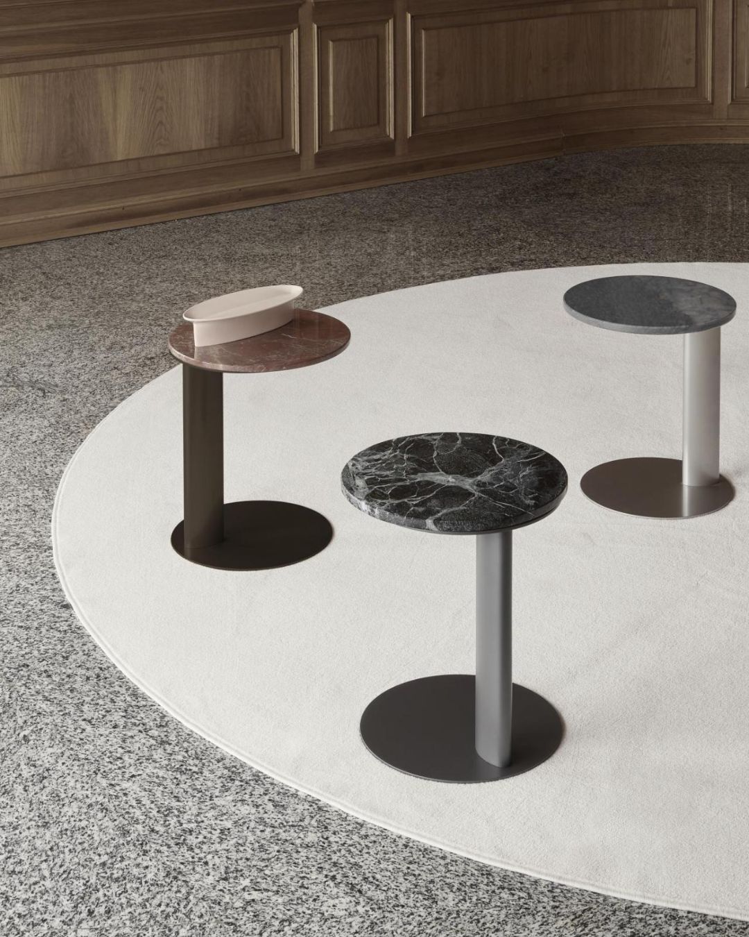 Pristumiamas šoninis staliukas apvaliu stalviršiu ir plienine baze