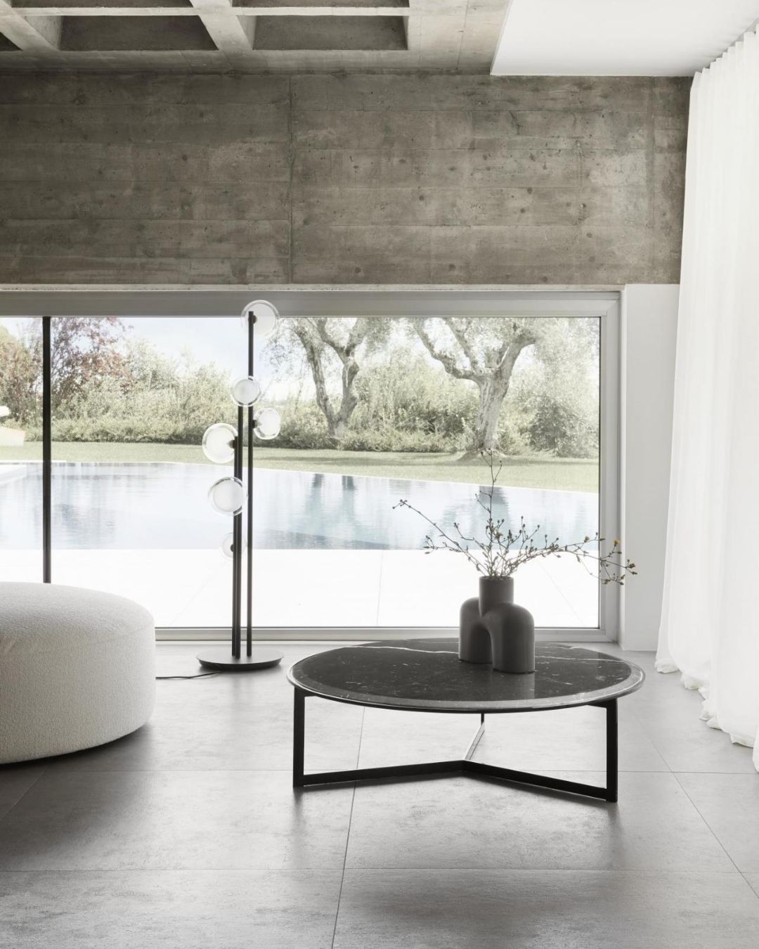 Minimalistinio dizaino apvalus kavos staliukas su marmuro stalviršu