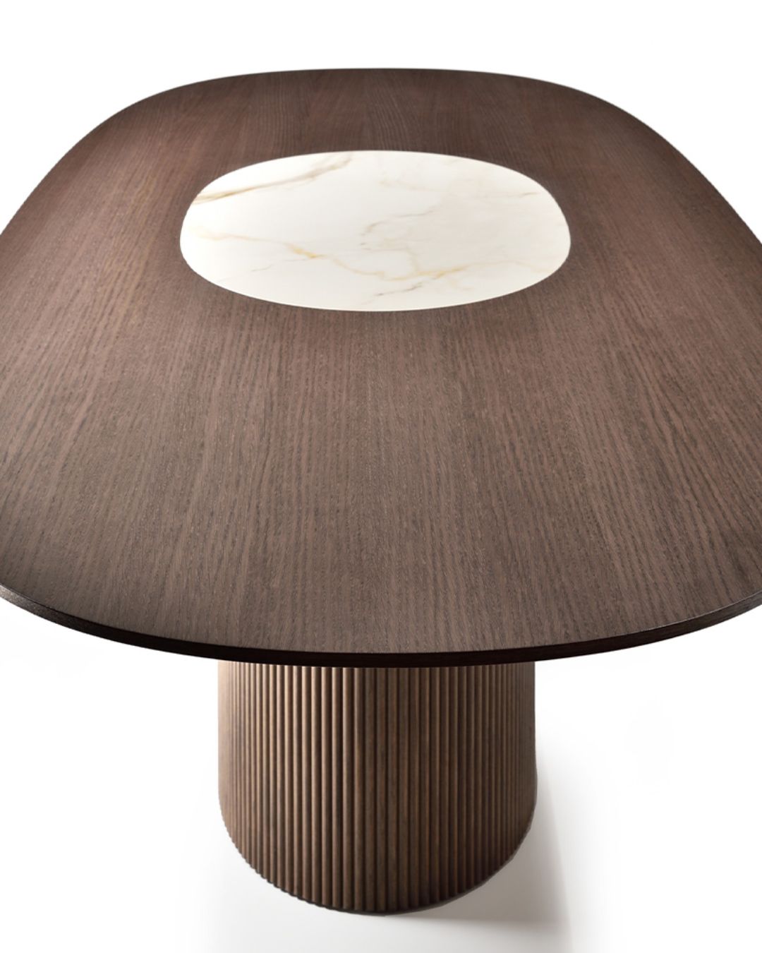 Rudos spalvos ovalus medinis stalas su keramikos intarpu ant vienos kojos