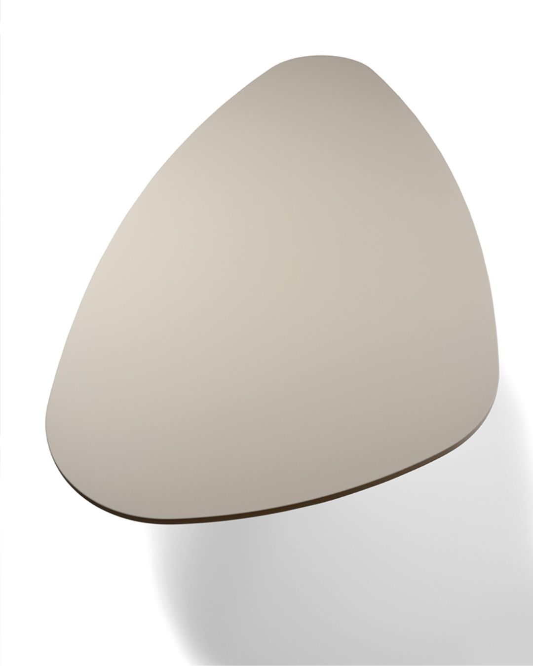 Šviesus valgomojo stalas iš mikrocemento