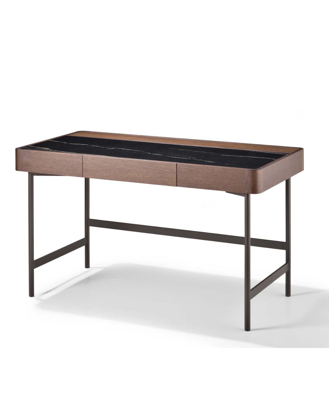 „Darbo stalas AXEL METAL su tamsaus medžio korpusu, trimis stalčiais ir juodomis metalinėmis kojelėmis, matomas iš priekio balto fono aplinkoje