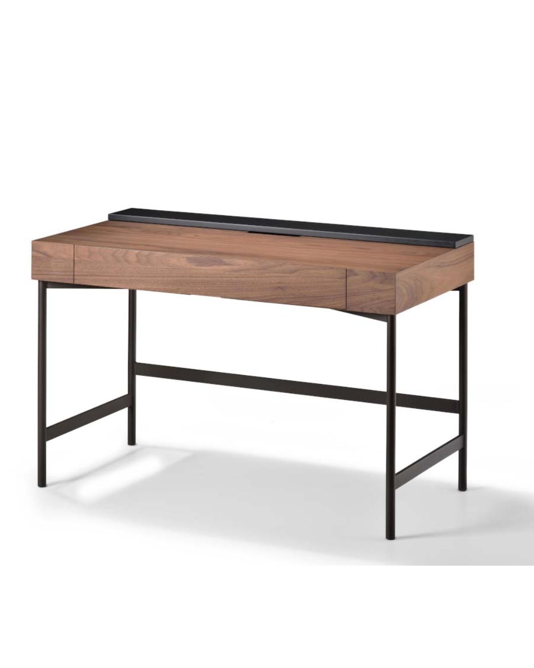 Darbo stalas RYAN METAL su riešutmedžio faneruotės korpusu ir metalinėmis kojelėmis, nufotografuotas baltame fone – vaizdas iš priekio