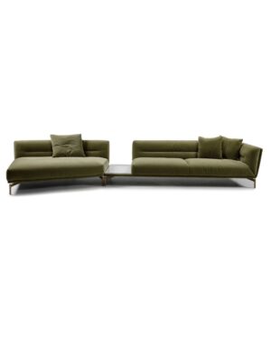 Moderni Art Deco stiliaus žalios spalvos veliūrinė sofa su plonomis metalinėmis kojelėmis