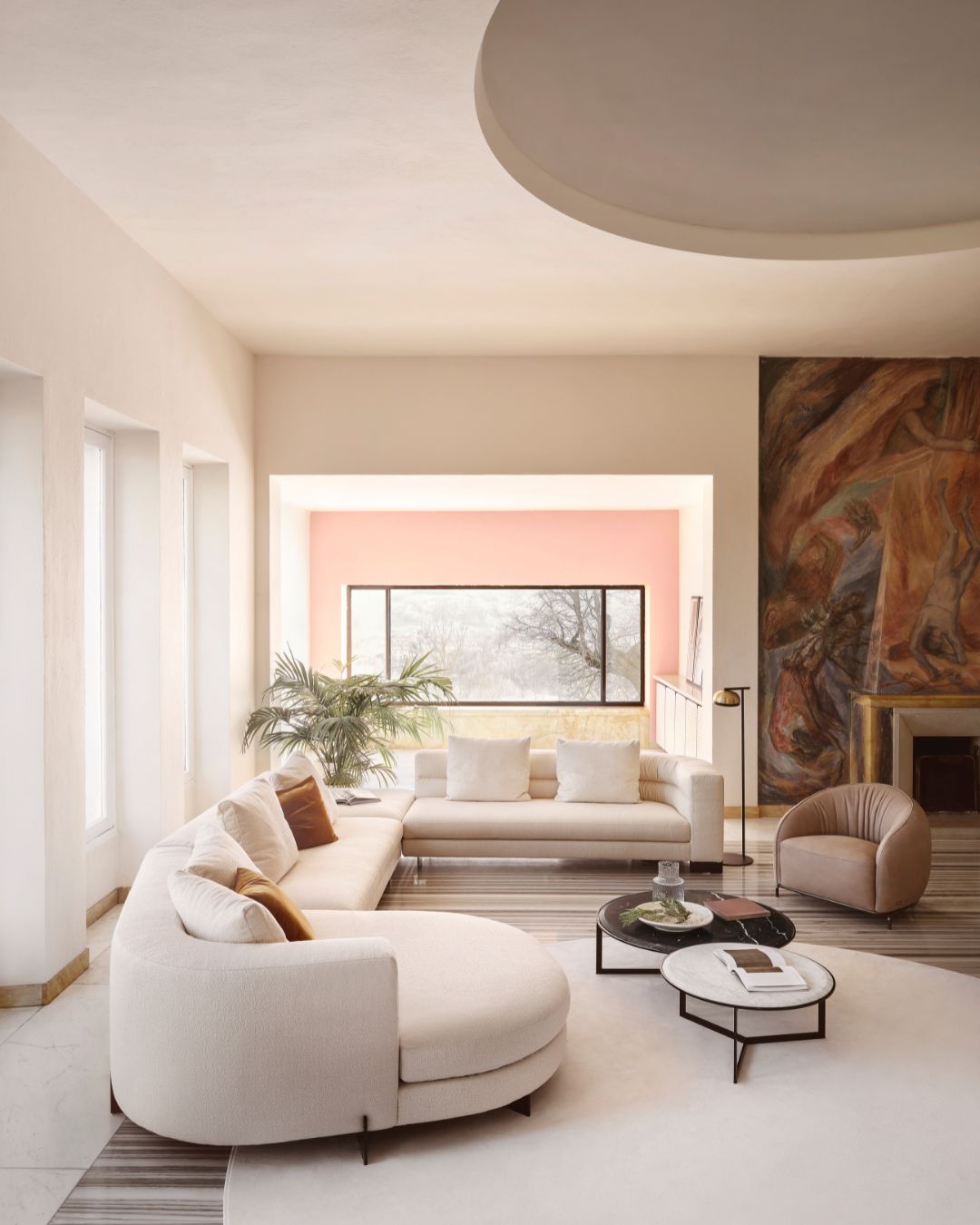 Balta kampinė sofa apvalintais kampais - nuotrauka interjere