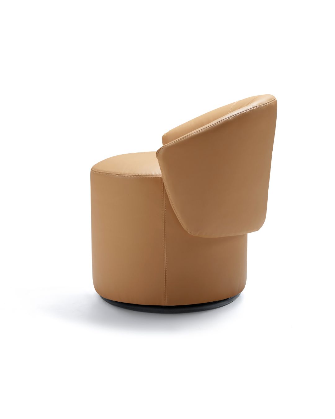 Modernus smėlio spalvos fotelis baltame fone pasuktas šonu