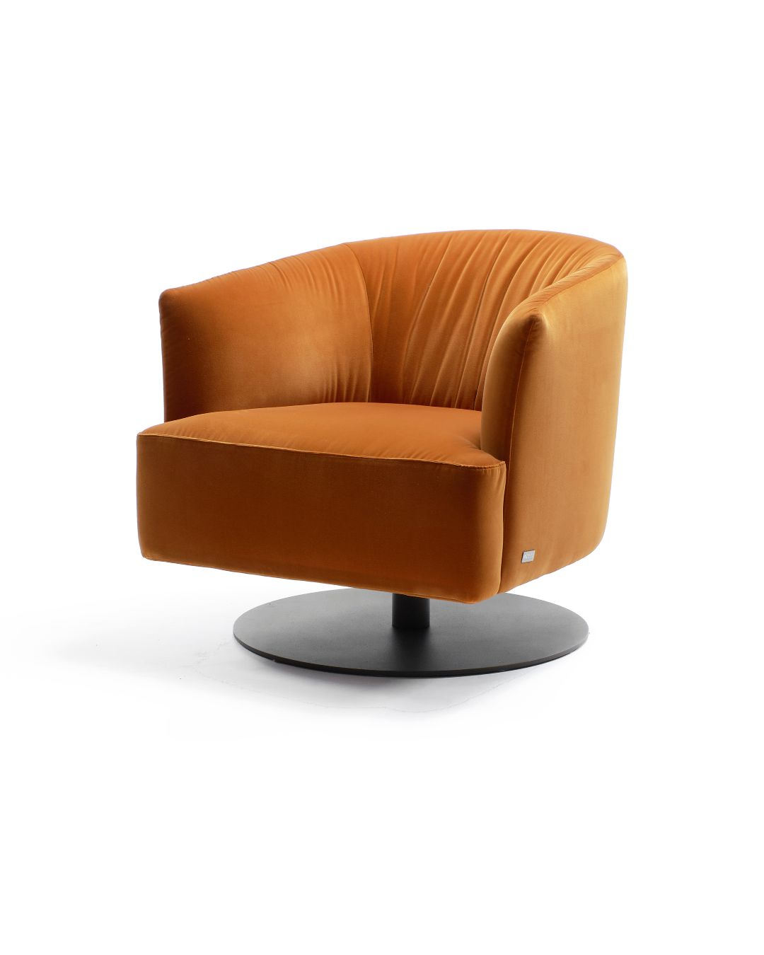 Ryškios oranžinės spalvos fotelis su porankiais su besisukančiu mechanizmu - nuotrauka baltame fone