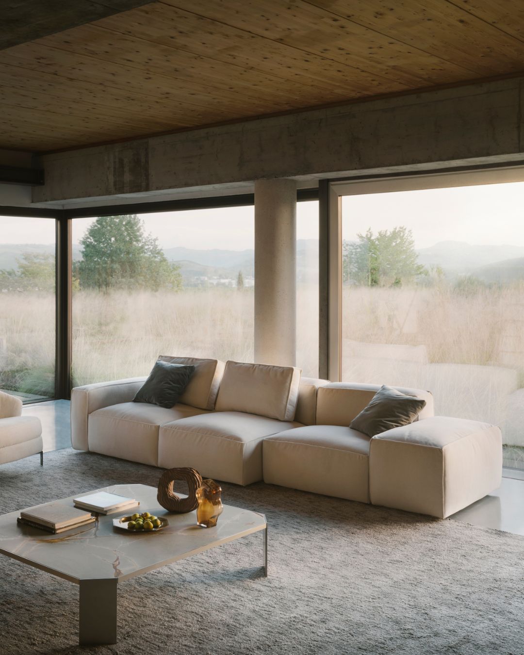 Trivietė modulinė sofa Cairoli, smėlinės spalvos. Nuotrauke interjere