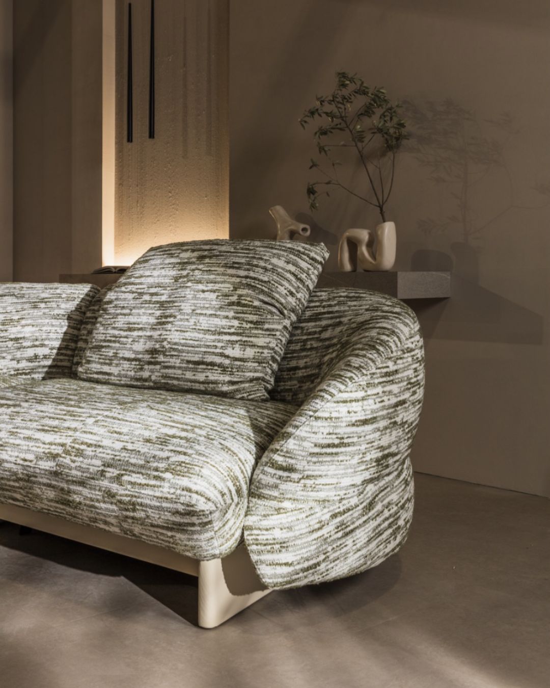 Moderni sofa Fleur margu audiniu - nuotrauka interjere