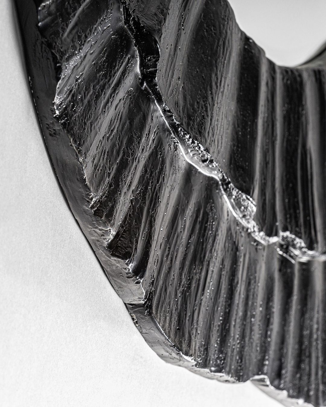 Išskirtinės formos veidrodis su juodu rėmu