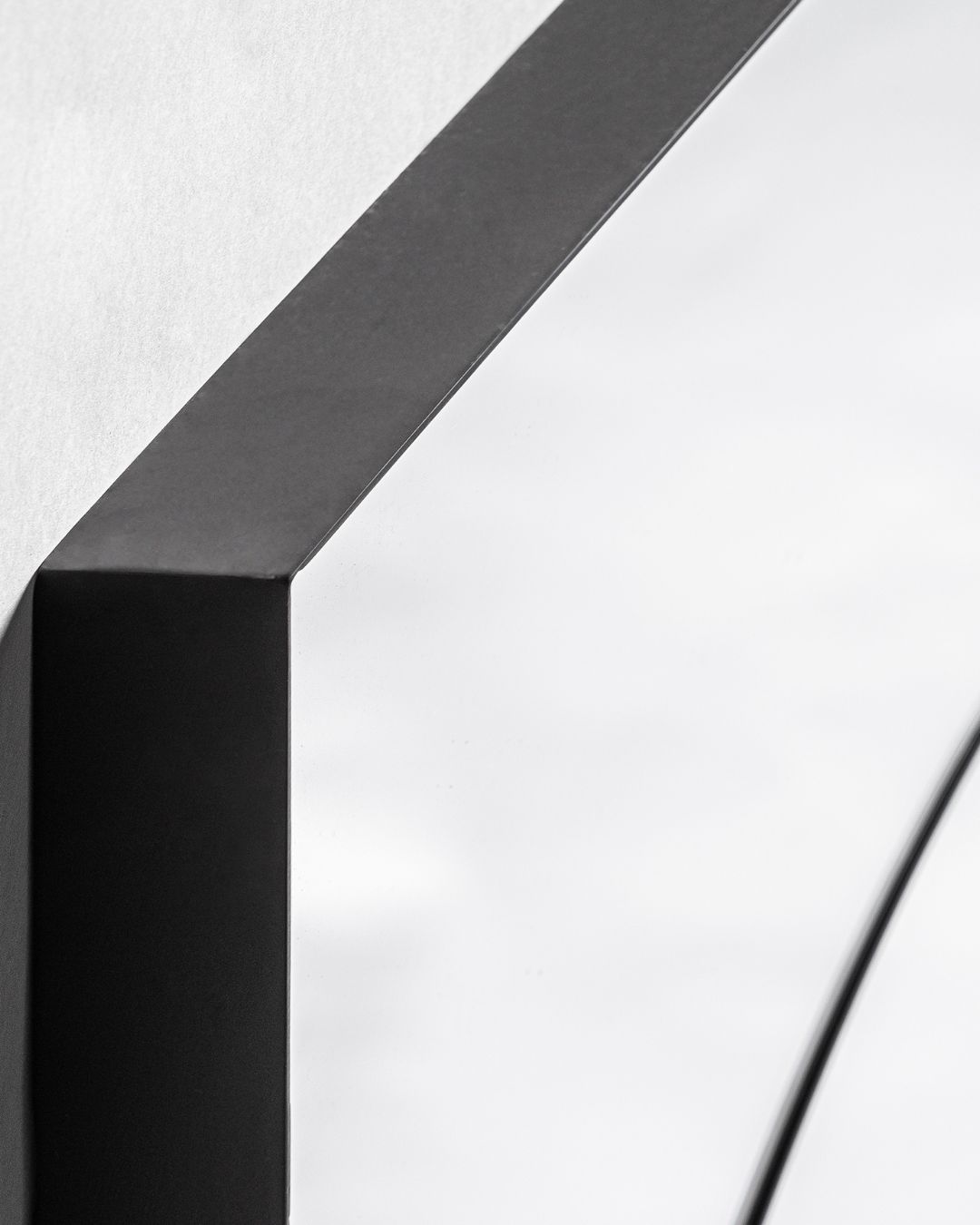 Stačiakampio formos veidrodis ploni juodu rėmeliu