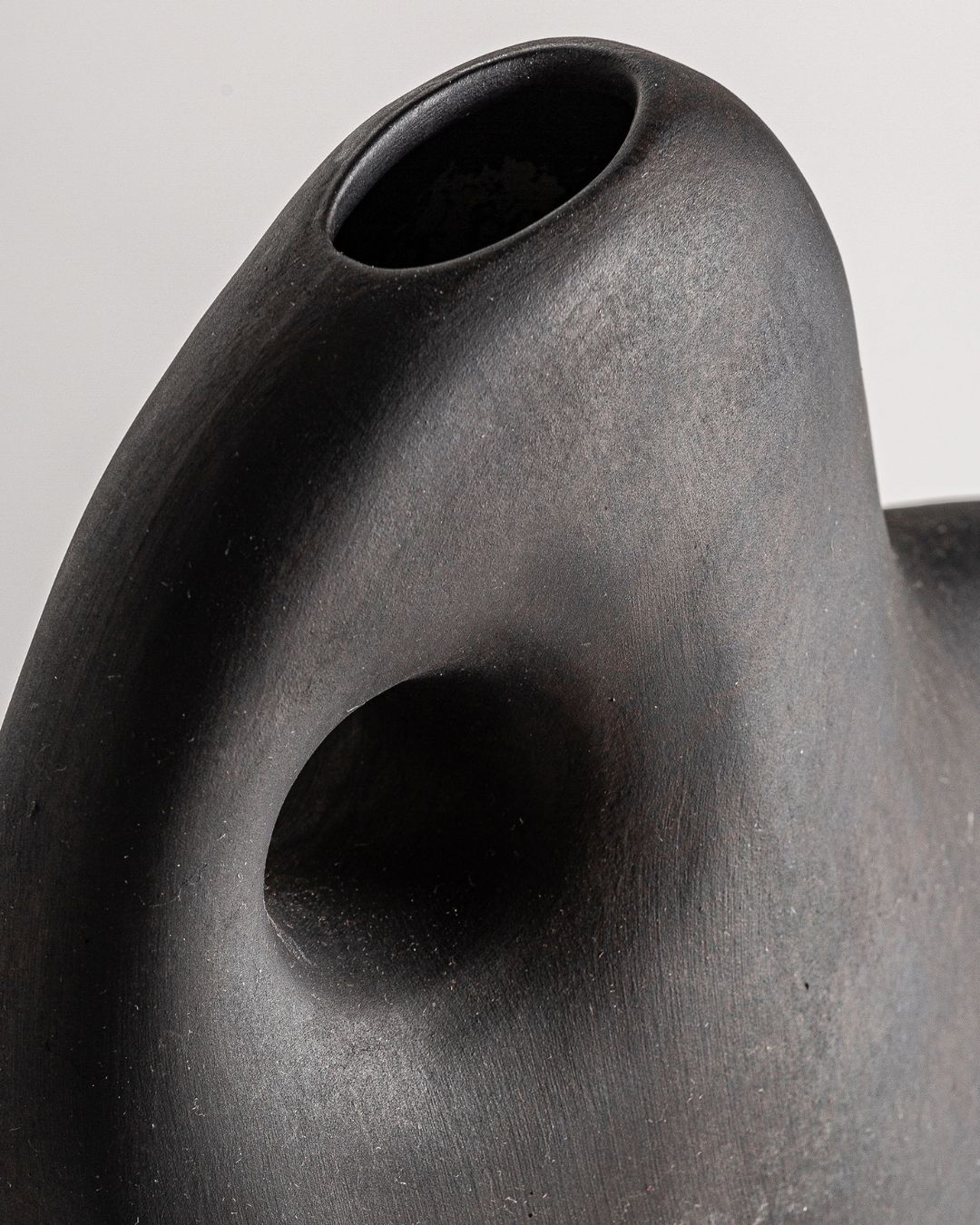 Juoda netaisyklingos formos kermikinė vaza