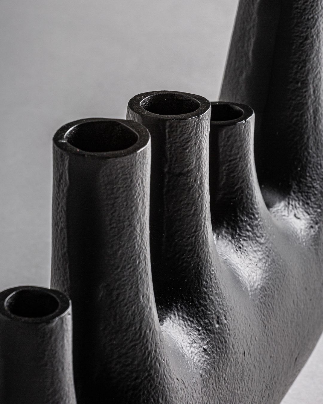 Juoda netaisyklingos formos kermikinė vaza