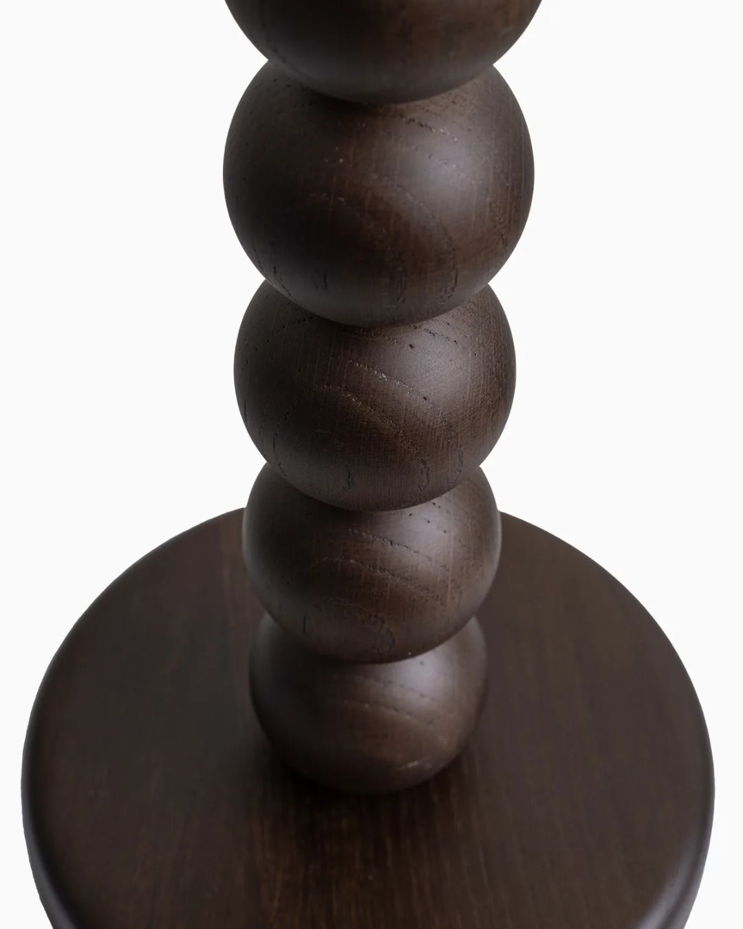 Archie stalinis šviestuvas – bazė iš dūminio ąžuolo, konusinis tekstilinis gaubtas su mediniu dangteliu