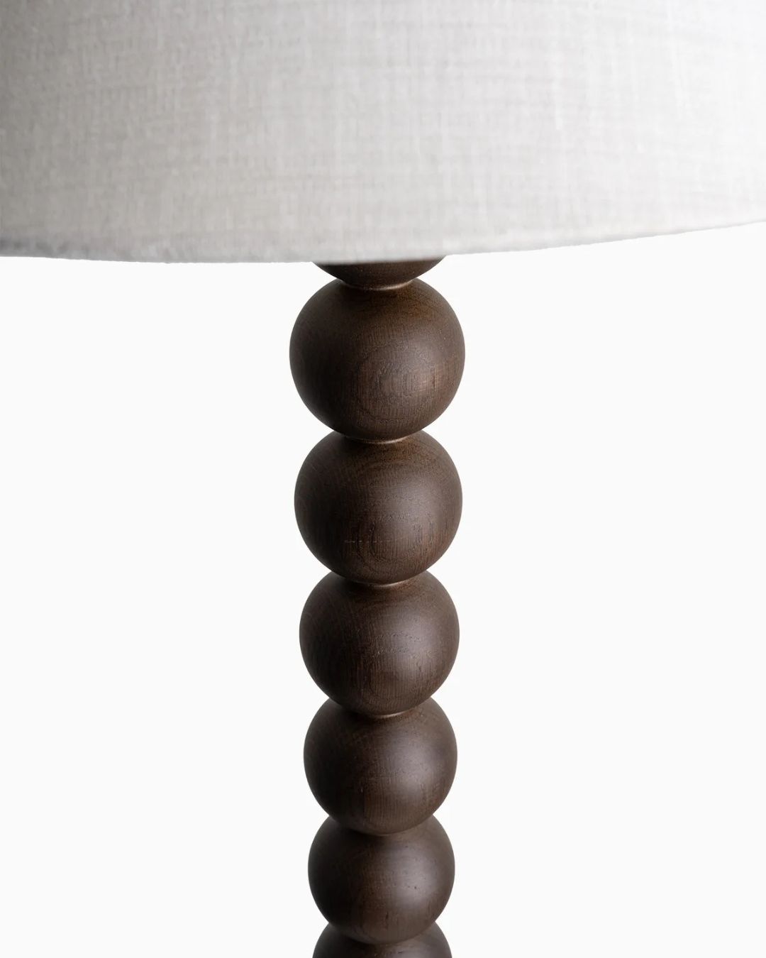 Archie pastatomas šviestuvas – dūminto ąžuolo bazė ir tekstilinis gaubtas