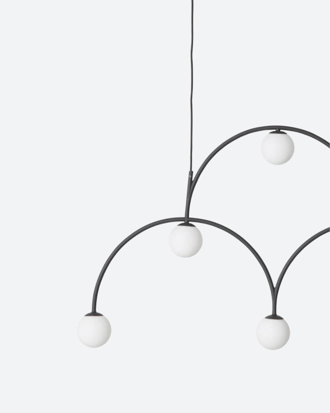 Žaismingų formų pakabinamas šviestuvas su juodo metalo korpusu ir opaliniais stiklais