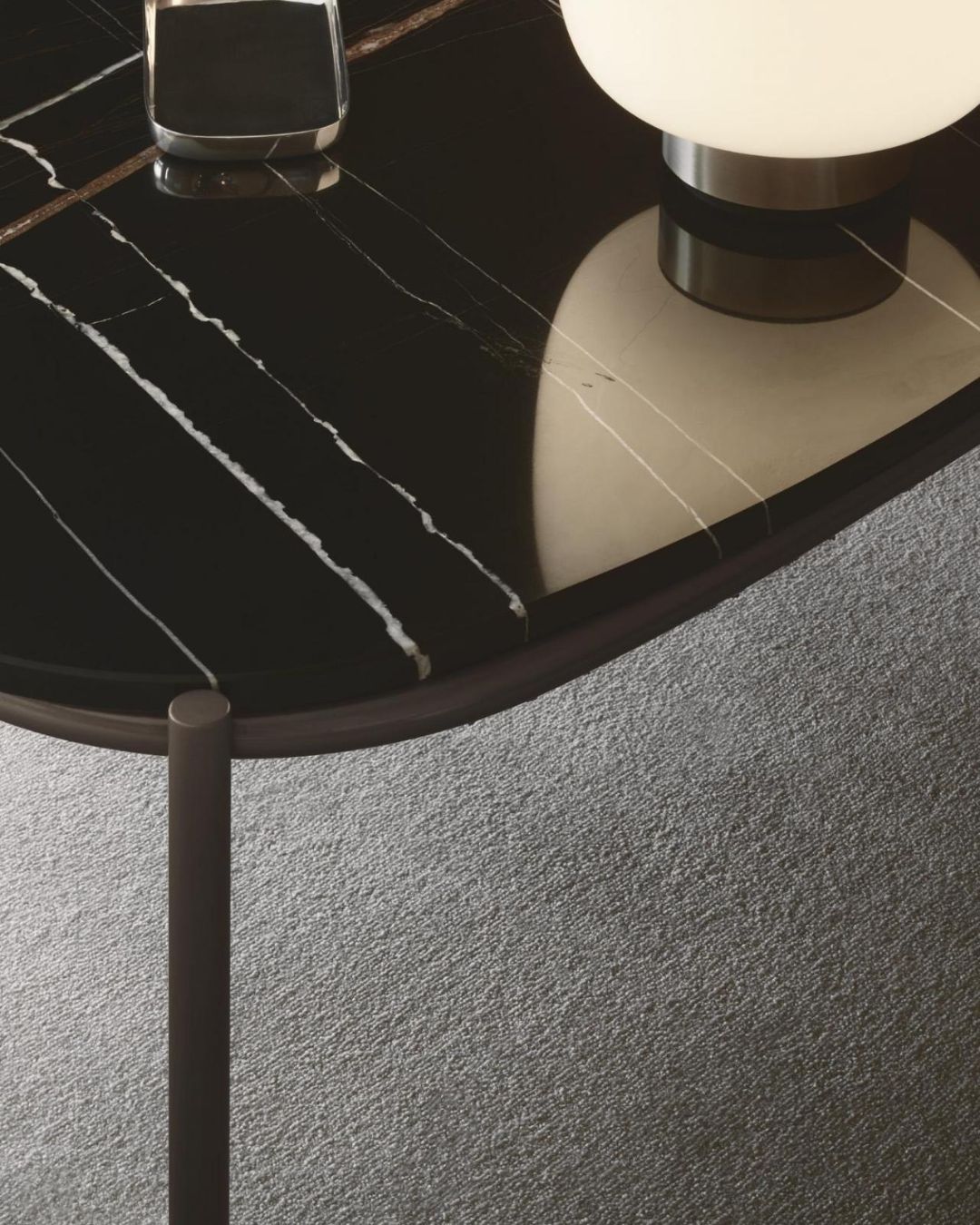 Minimalistinio dizaino kavos staliukas su plonomis metalinėmis kojelėmis ir marmuro stalviršiu