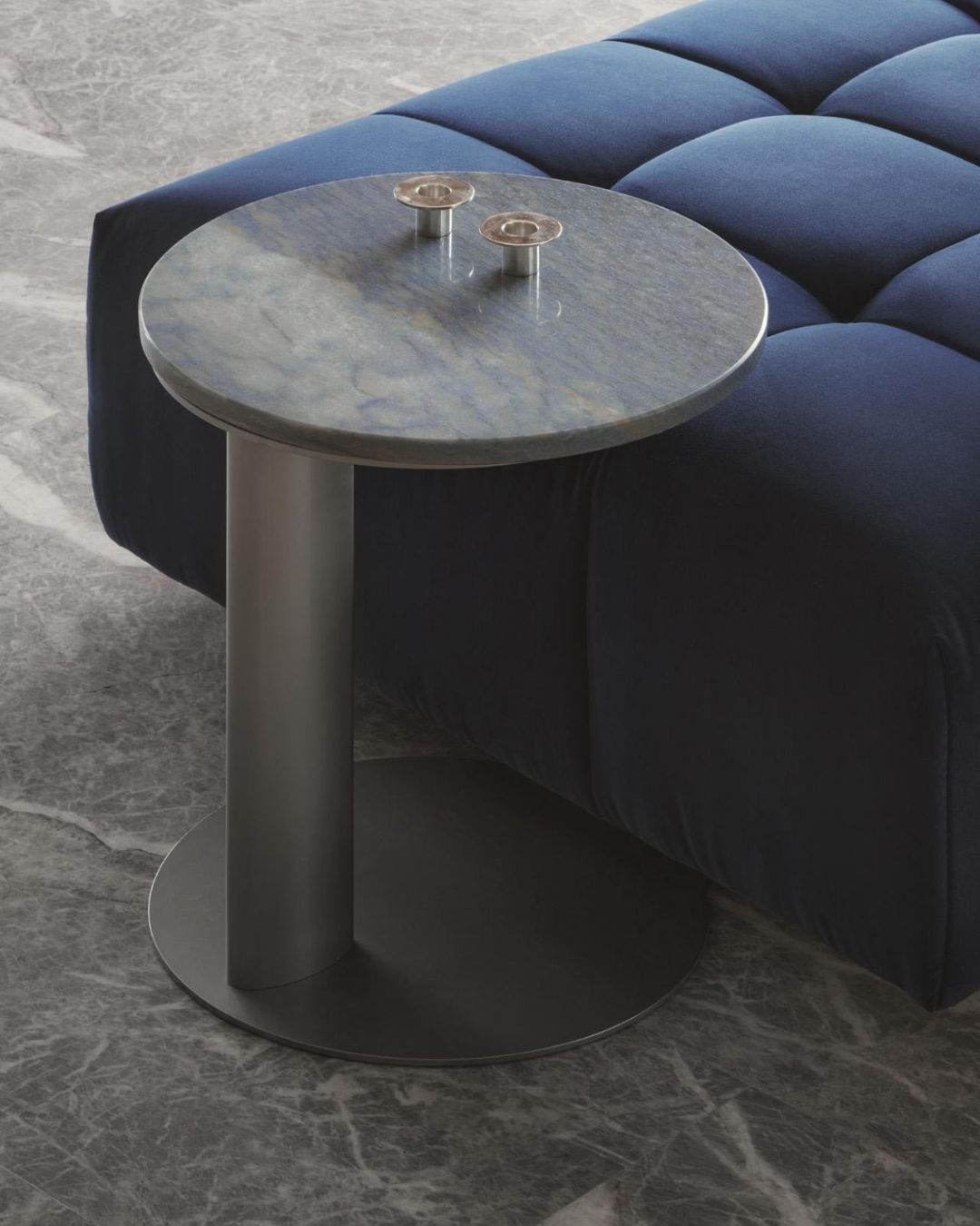 Pristumiamas šoninis staliukas apvaliu stalviršiu ir plienine baze