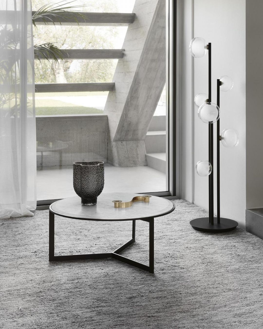 Minimalistinio dizaino apvalus kavos staliukas su marmuro stalviršu