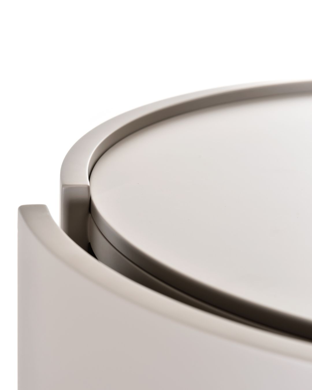 Apvali kreminės spalvos naktinė spintelė su dviem stalčiukais, minimalistinio stiliaus