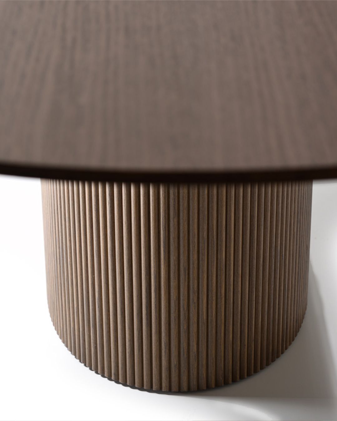 Rudos spalvos ovalus medinis stalas su keramikos intarpu ant vienos kojos