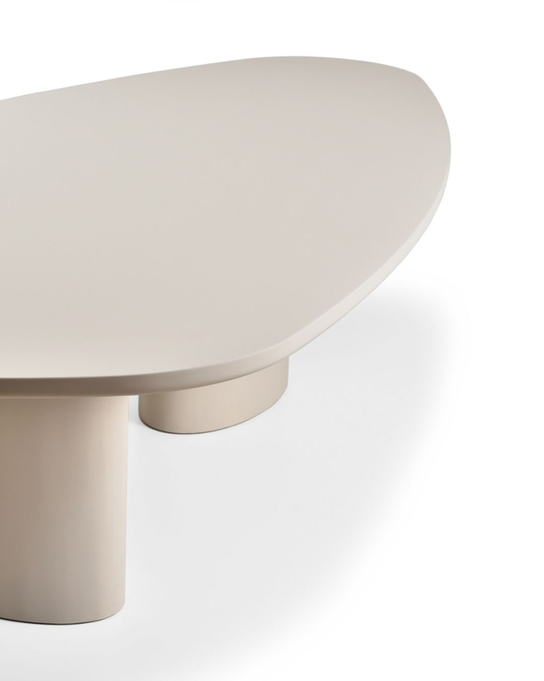 Šviesus valgomojo stalas iš mikrocemento