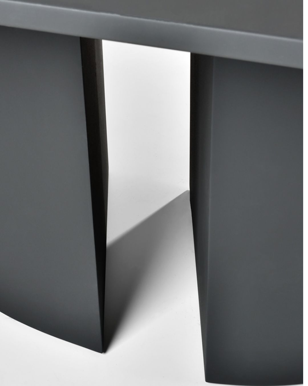 Juodos spalvos valgomojo stalas iš mikrocemento