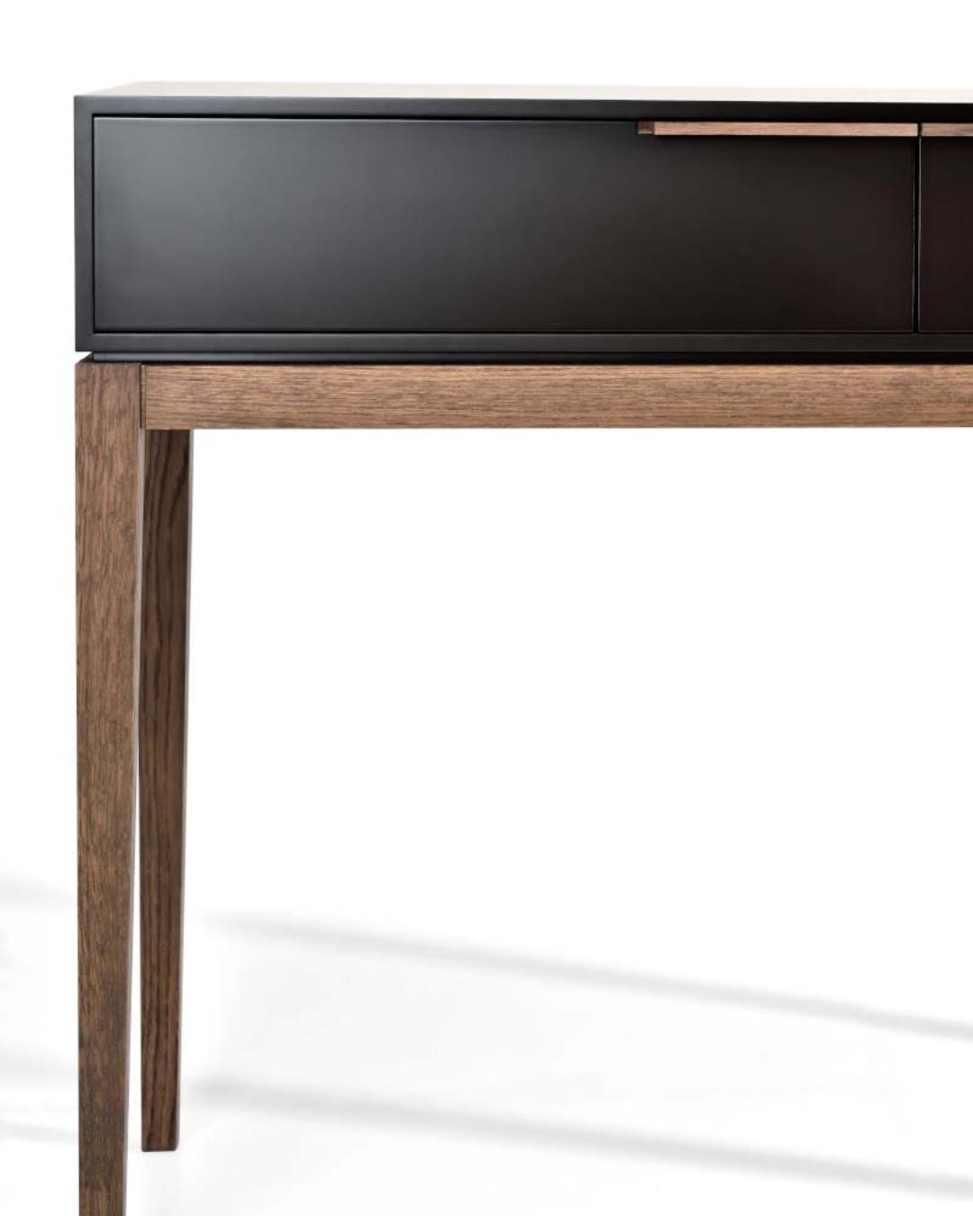 Klasikinio dizaino konsolė su medinėmis kojelėmis ir tamsia apdaila