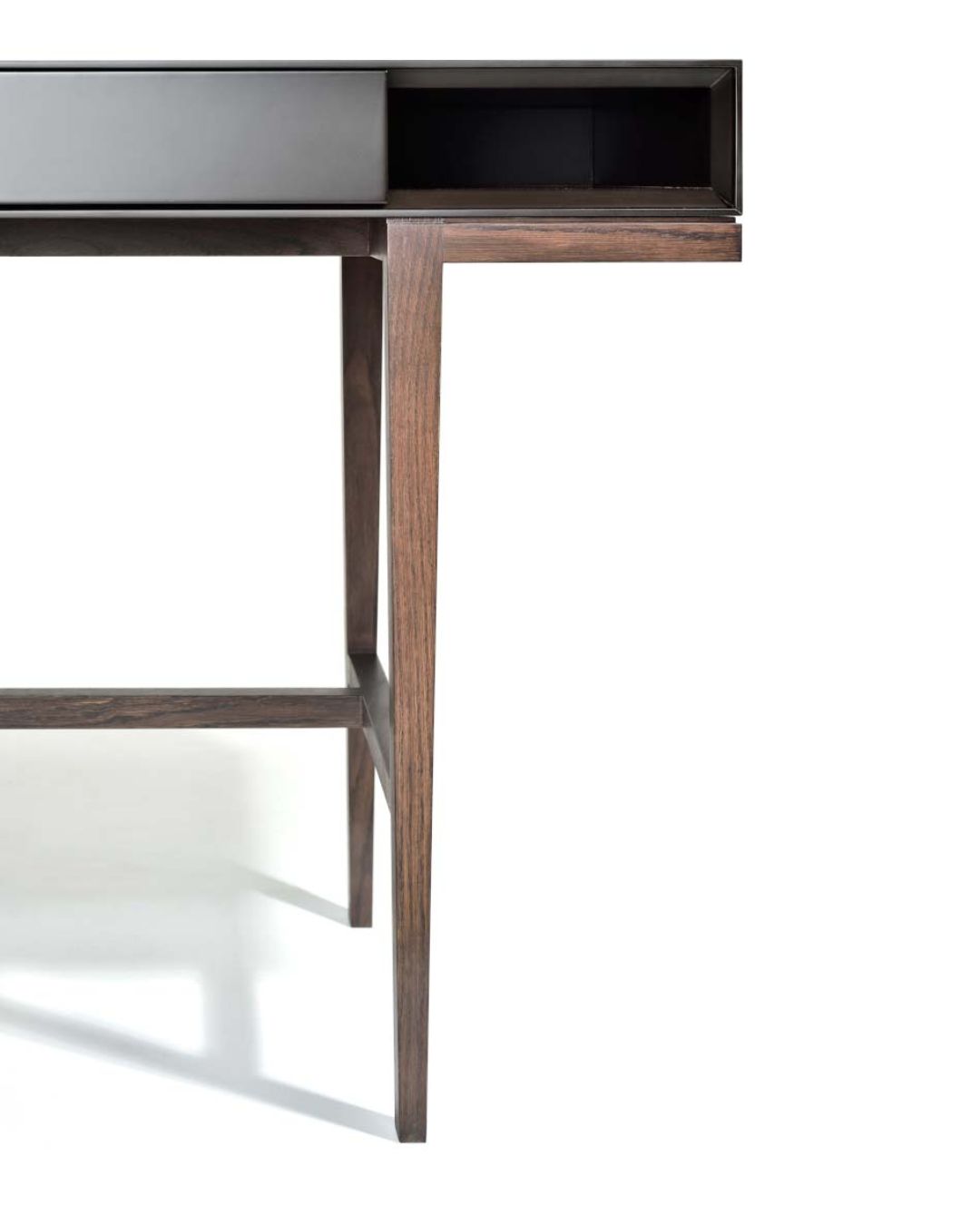 Klasikinio stalo darbo stalas su medinėmis kojelėmis ir tamsiu dažyto MDF stalviršiu