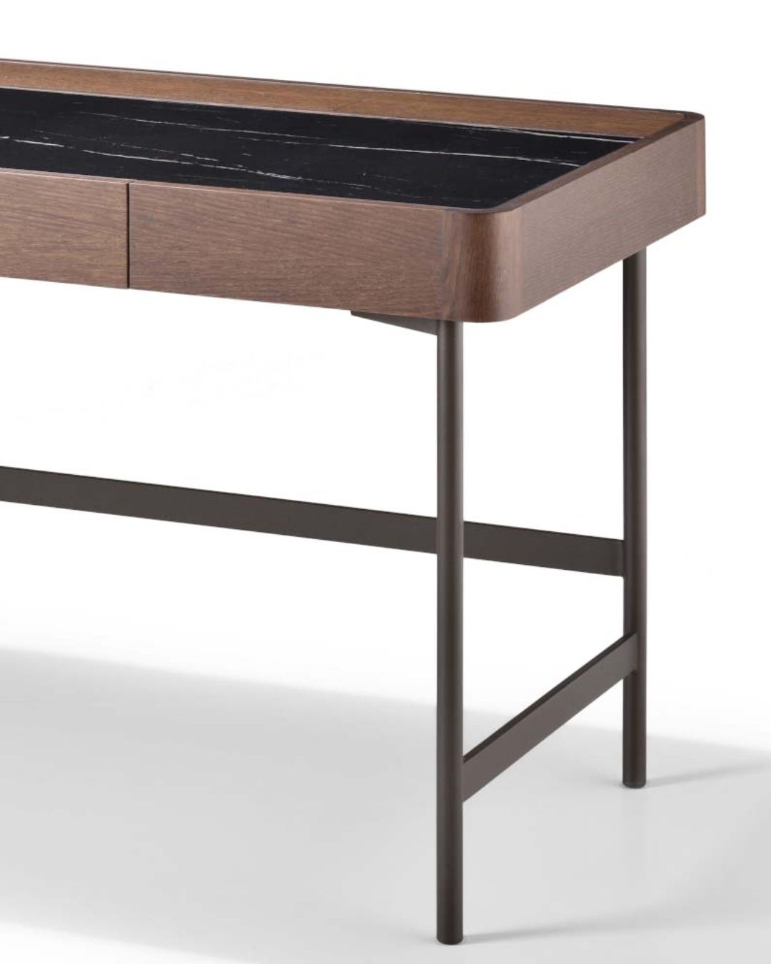 „Darbo stalas AXEL METAL su tamsaus medžio korpusu, trimis stalčiais ir juodomis metalinėmis kojelėmis, matomas iš priekio balto fono aplinkoje