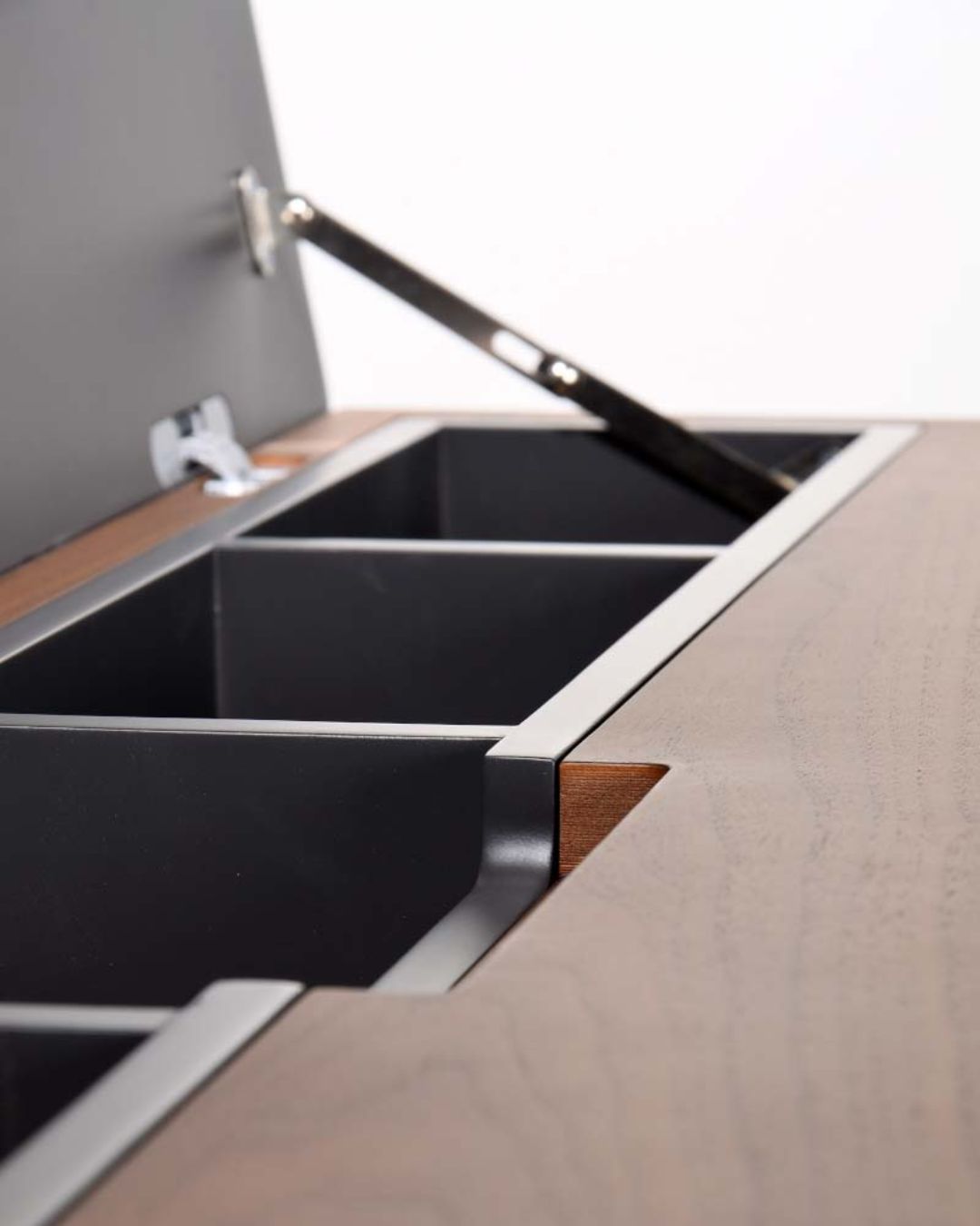 Darbo stalas RYAN METAL su riešutmedžio faneruotės korpusu ir metalinėmis kojelėmis, nufotografuotas baltame fone – vaizdas iš priekio