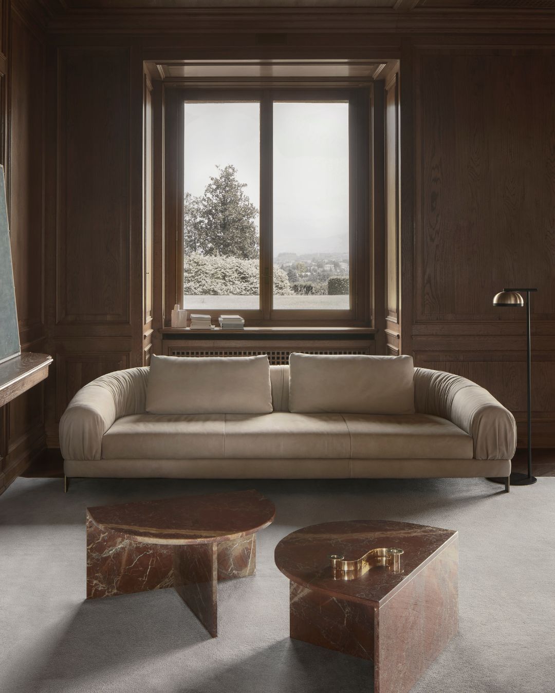 Moderni sofa CRUMBLE su apvalintais porankiais, dviem nugaros pagalvėmis ir plonomis metalinėmis kojelėmis - nuotrauka interjere