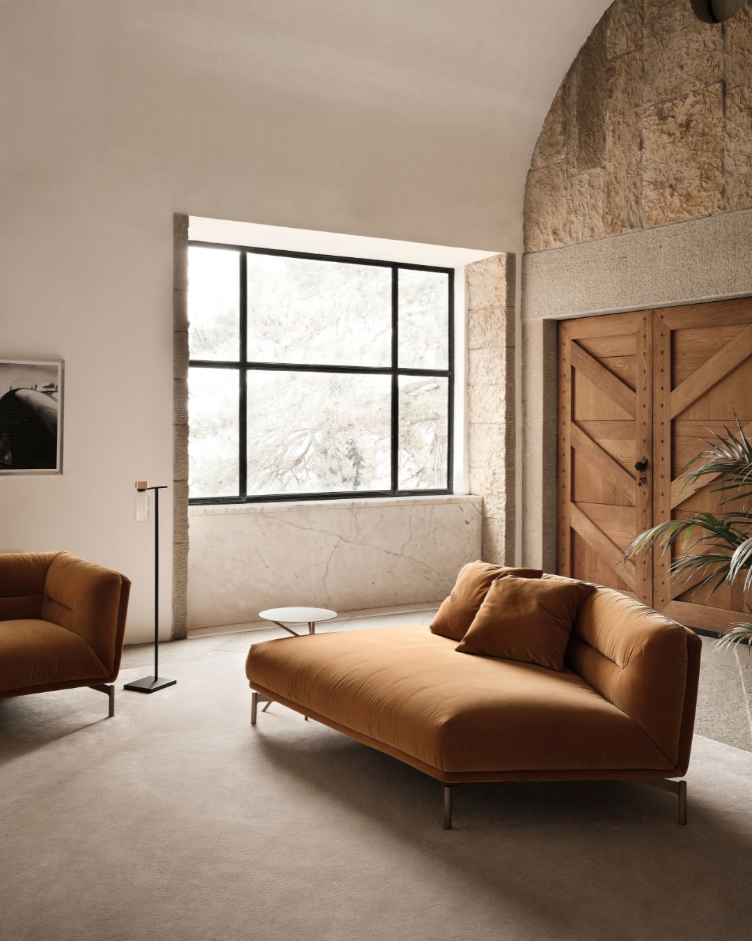 Moderni Art Deco stiliaus oranžinės spalvos veliūrinė sofa su plonomis metalinėmis kojelėmis