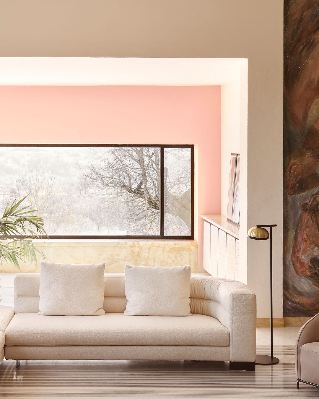 Balta kampinė sofa apvalintais kampais - nuotrauka interjere