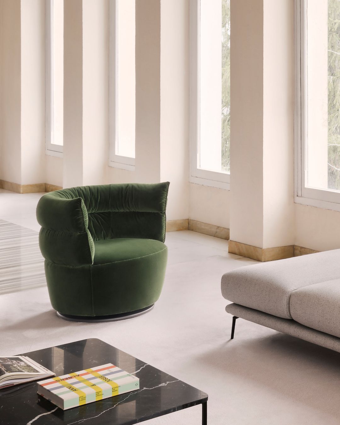 Žalias veliūrinis art deco stiliaus fotelis - nuotrauka interjere