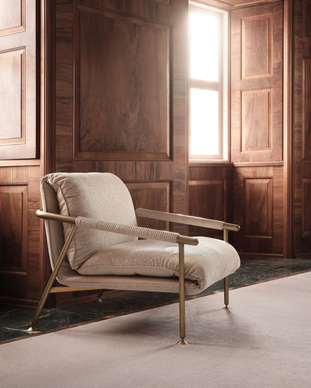 Art deco stiliaus baltas fotelis metalinėmis kojelėmis - nuotrauka interjere