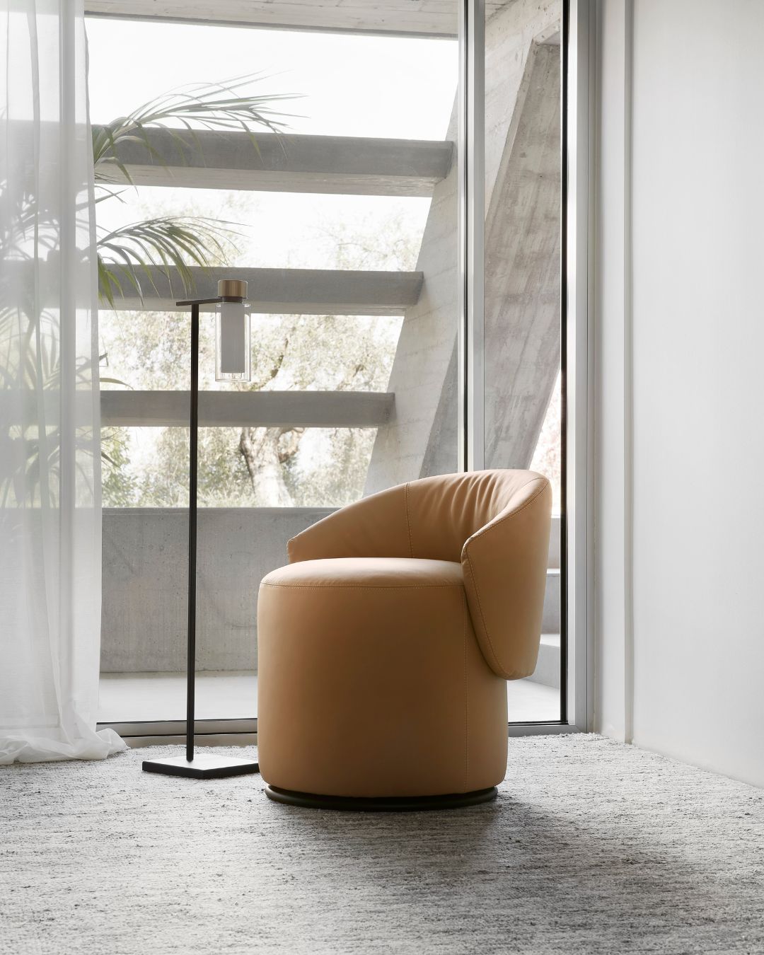 Modernus smėlio spalvos fotelis pasuktas šonu - nuotrauka interjere