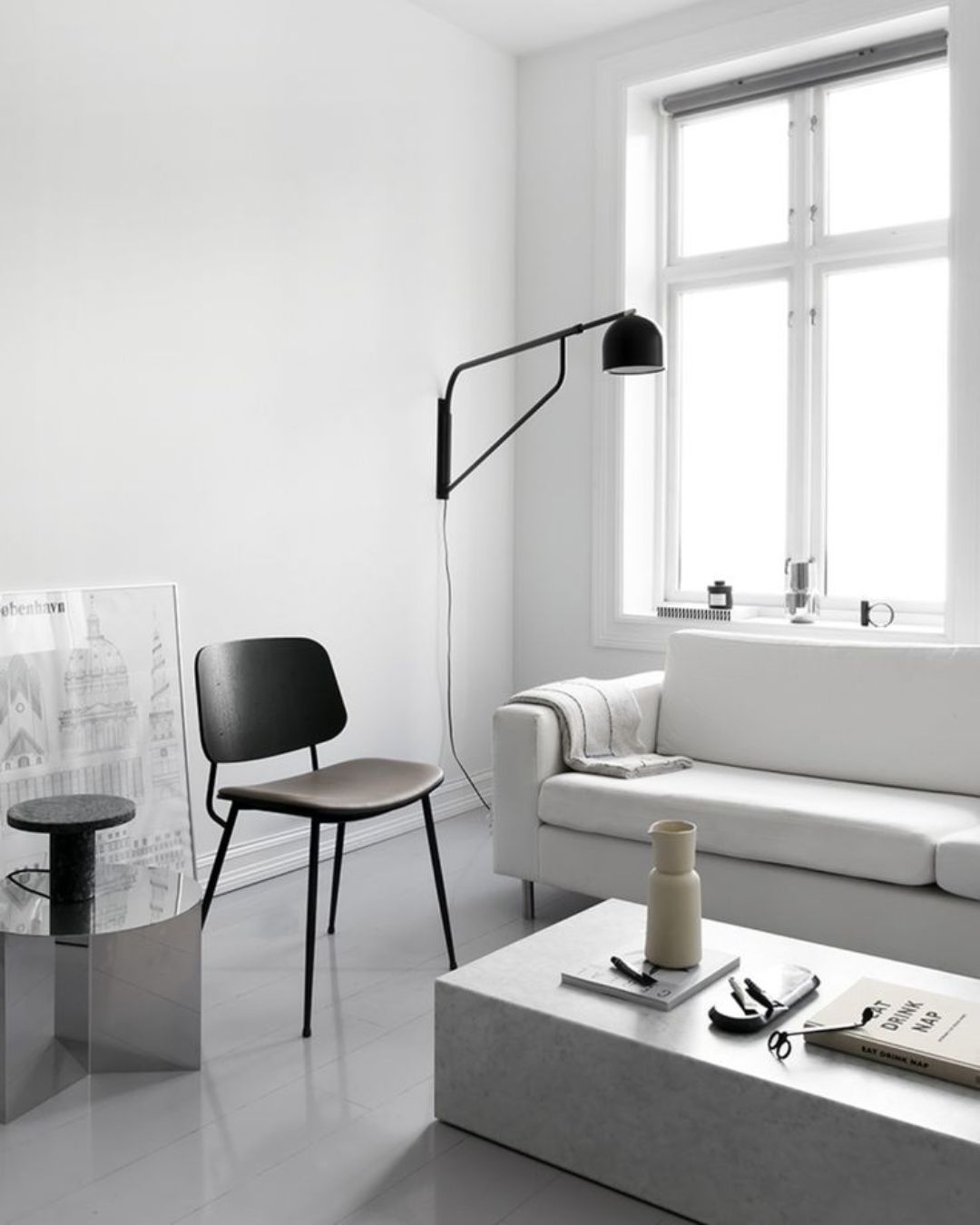 Juodos spalvos sieninis šviestuvas su reguliuojamu metaliniu rėmu ir pasuktiniu gaubtu