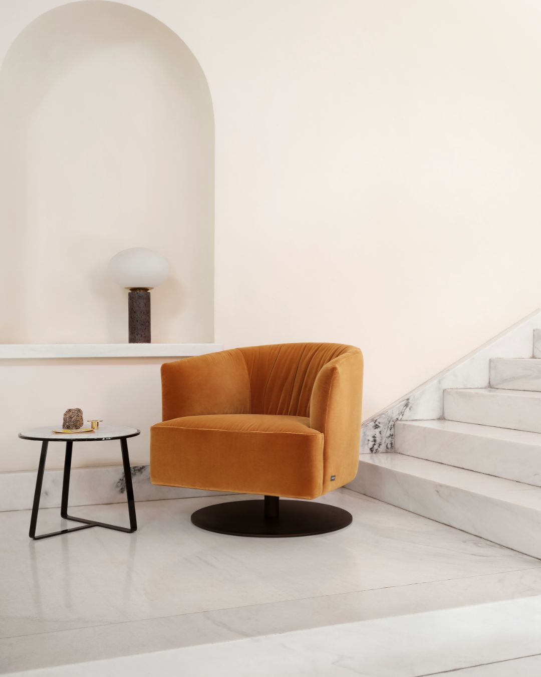 Ryškios oranžinės spalvos fotelis su porankiais su besisukančiu mechanizmu - nuotrauka interjere