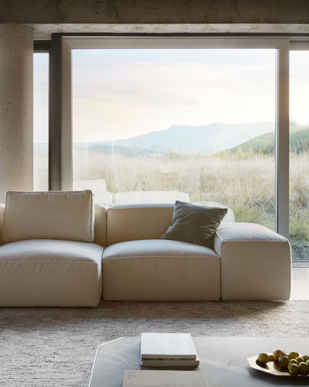 Trivietė modulinė sofa Cairoli, smėlinės spalvos. Nuotrauke interjere