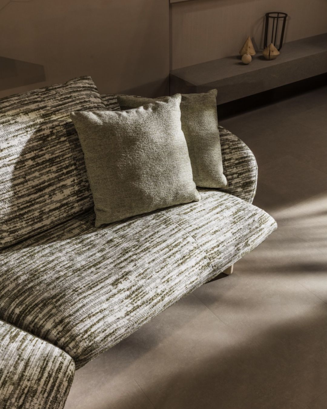 Moderni sofa Fleur margu audiniu - nuotrauka interjere