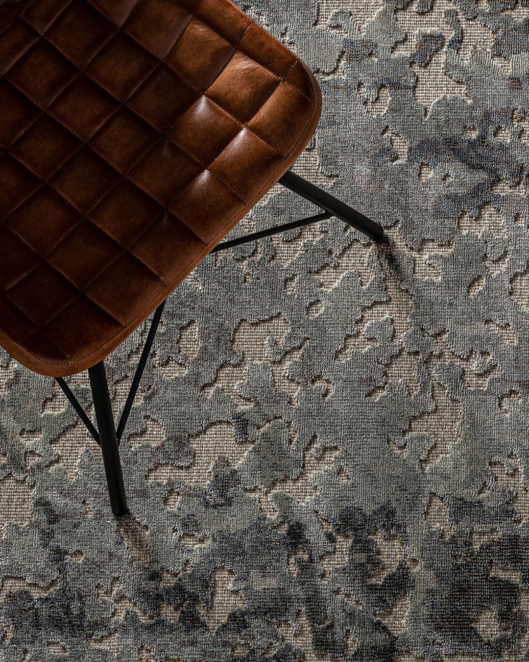 Margas melsvų tonų kilimas