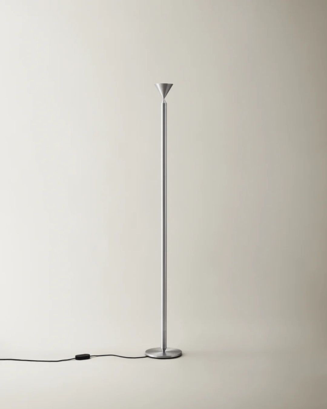 Aukštas, minimalistinio dizaino pastatomas šviestuvas Apollo 180 iš aliuminio