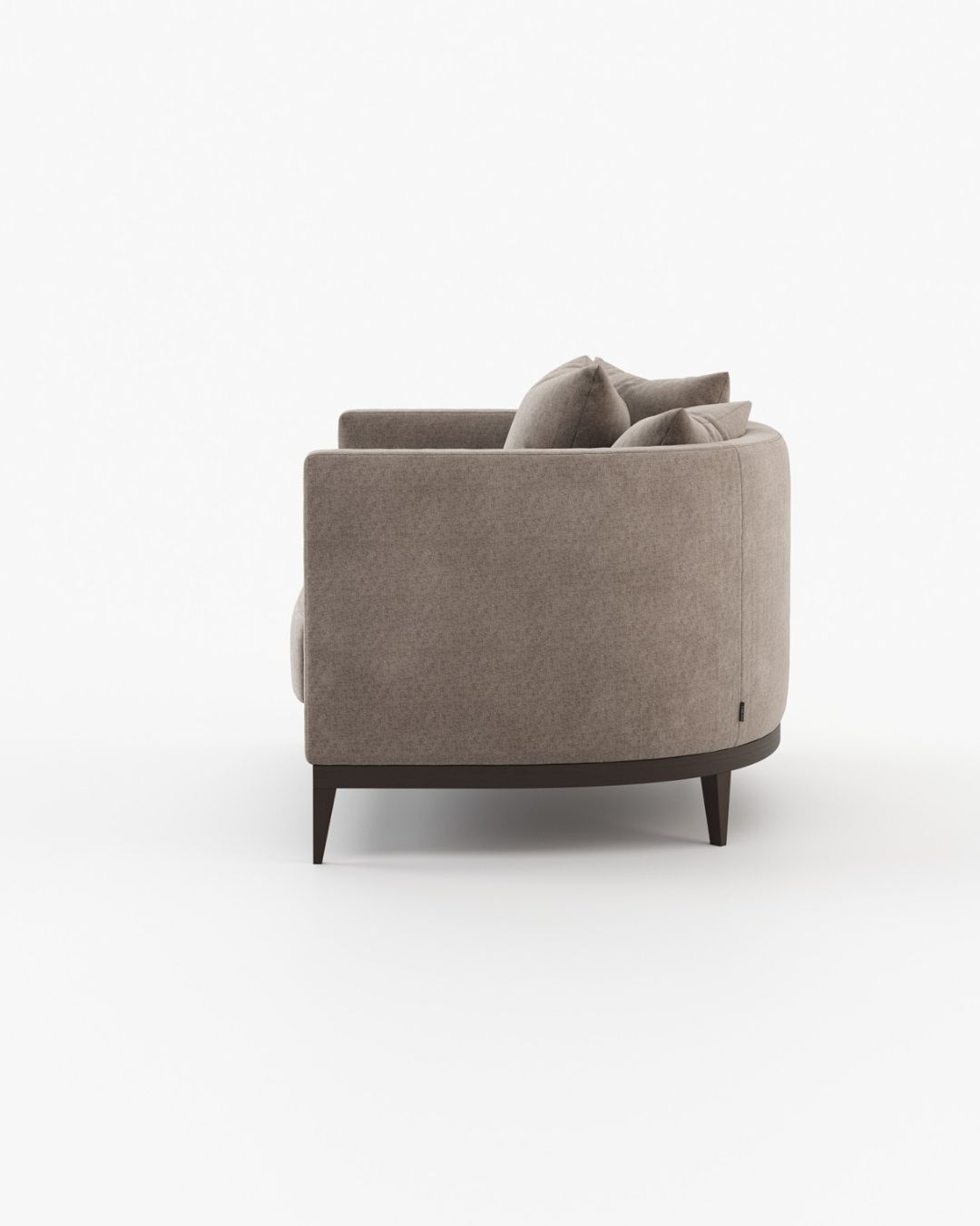 Klasikinio dizaino rudos spalvos masyvus fotelis baltame fone