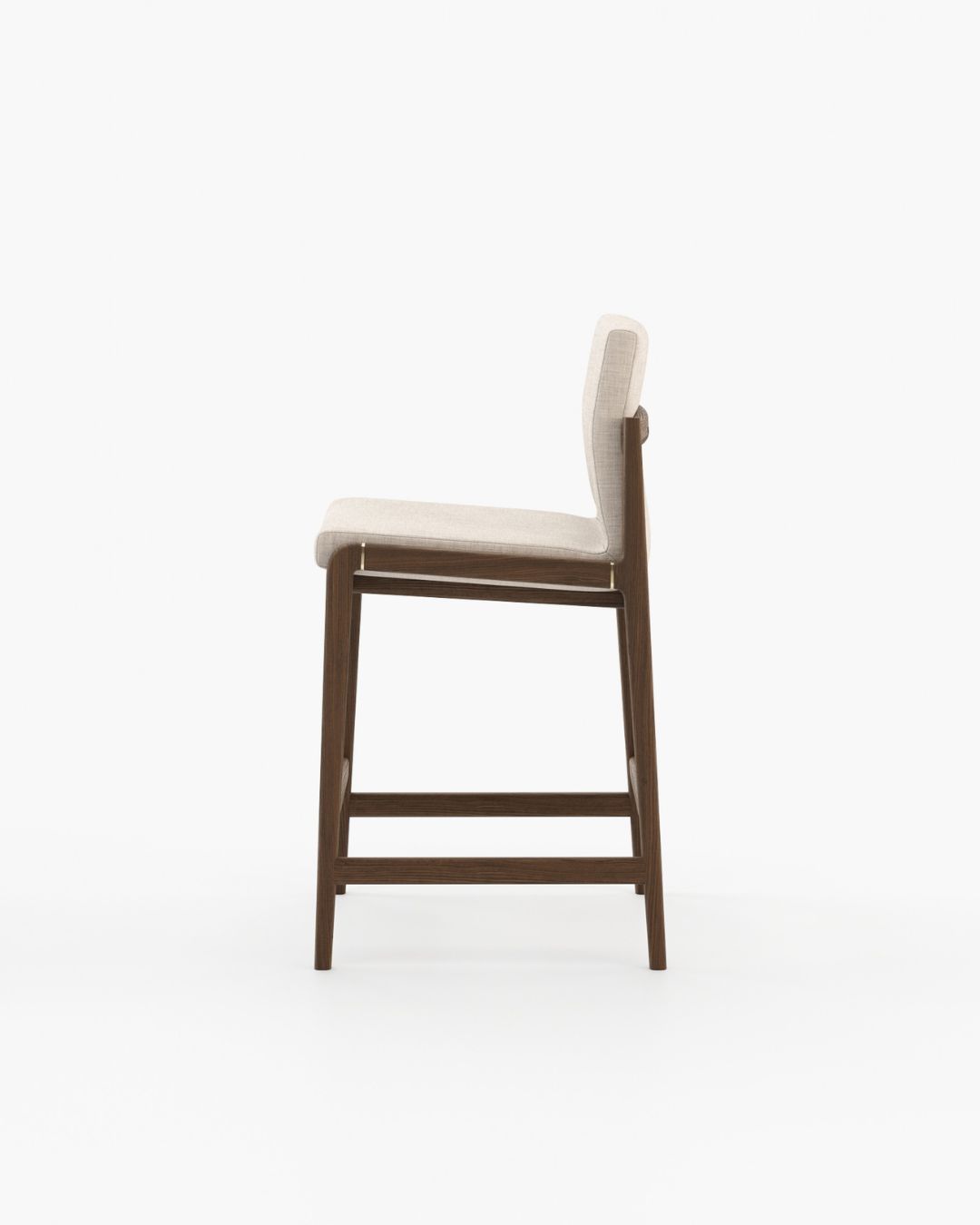 Pusbario kėdė mediniu rėmu ir šviesiu audiniu baltame fone